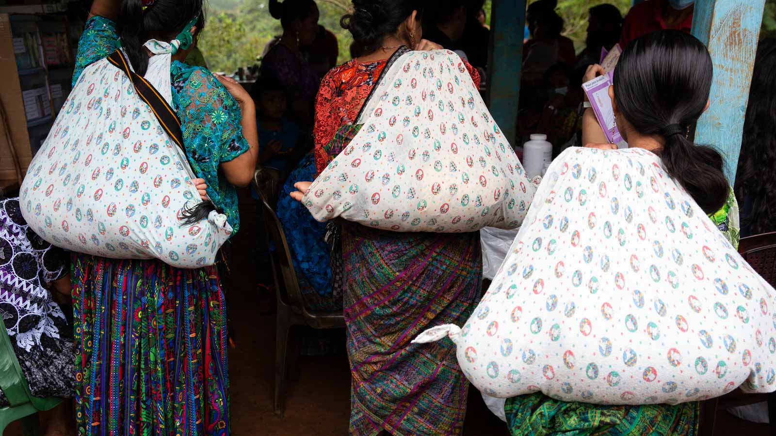 Mothers waiting for health services in the Manzana community